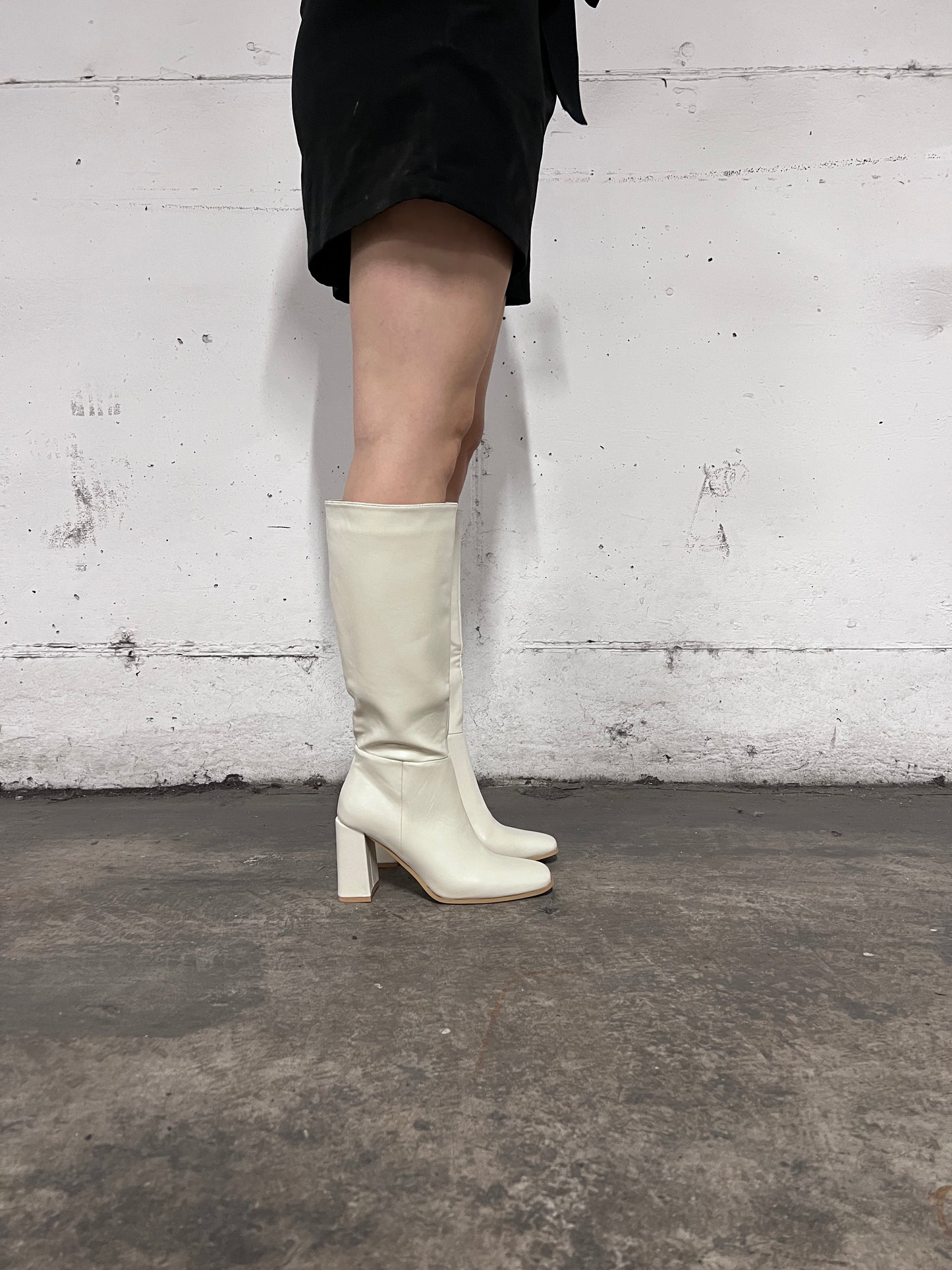 Botas punta cuadrada crema